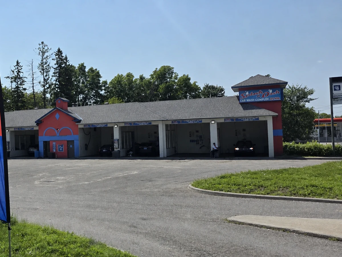 Roadside view of Splash & Dash and its wash bays